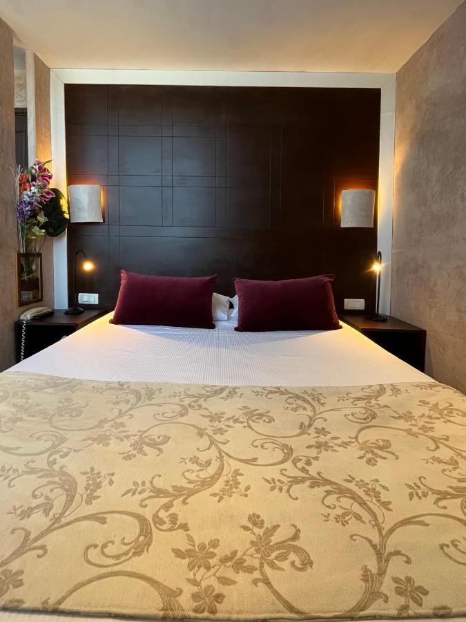 L'Hotel Le Cheval Noir Moret-sur-Loing Zewnętrze zdjęcie
