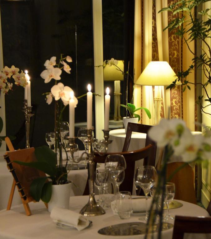 L'Hotel Le Cheval Noir Moret-sur-Loing Zewnętrze zdjęcie