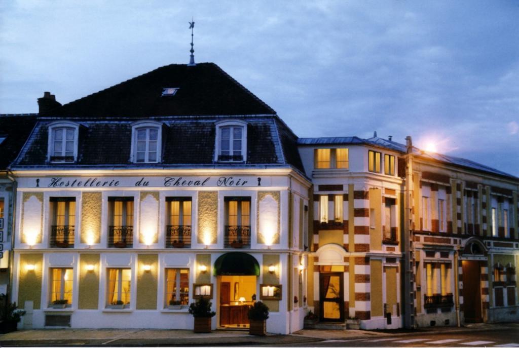 L'Hotel Le Cheval Noir Moret-sur-Loing Zewnętrze zdjęcie